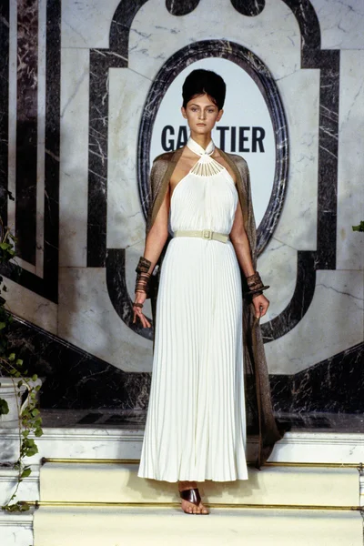 Look 16